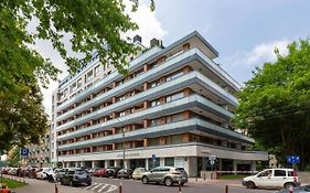 Modern Apartment With Pool Near Golden Terraces